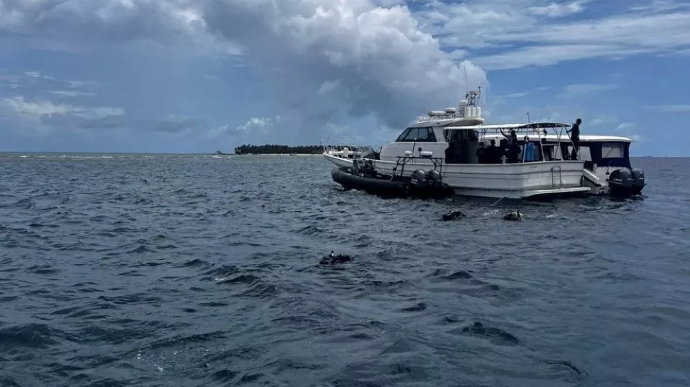 Rescue personnel and divers take part in a recovery operation for last two bodies of Italian scuba divers who died in an accident in underwater caves near Vaavu Atoll, Maldives, in this handout photo released on May 20, 2026. Maldives President's Office/ Handout via REUTERS THIS IMAGE HAS BEEN SUPPLIED BY A THIRD PARTY. NO ARCHIVES. NO RESALES. MANDATORY CREDIT. BEST QUALITY AVAILABLE.
