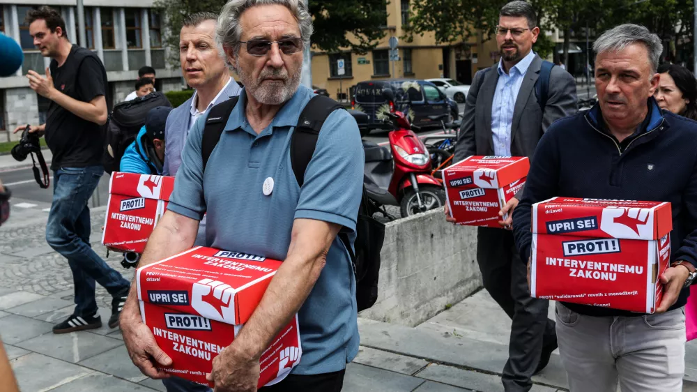 - Jakob Počivav&scaron;ek, predsednik sindikata Pergam,- Damjan Volf, predsednik Konfederacija sindikatov 90 Slovenije,- Branimir &Scaron;trukelj, glavni tajnik SVIZ,- Andrej Zorko, predsednik ZSSS,- - 18.05.2026. - Tiskovna konferenca in vložitev pobude za razpis referenduma proti interventnem zakonu za razvoj Slovenije s 47223 podpisi v DZ RS.Referendum proti interventnem zakonu za razvoj Slovenije 2026.- simbolična fotografija//FOTO: Bojan Velikonja