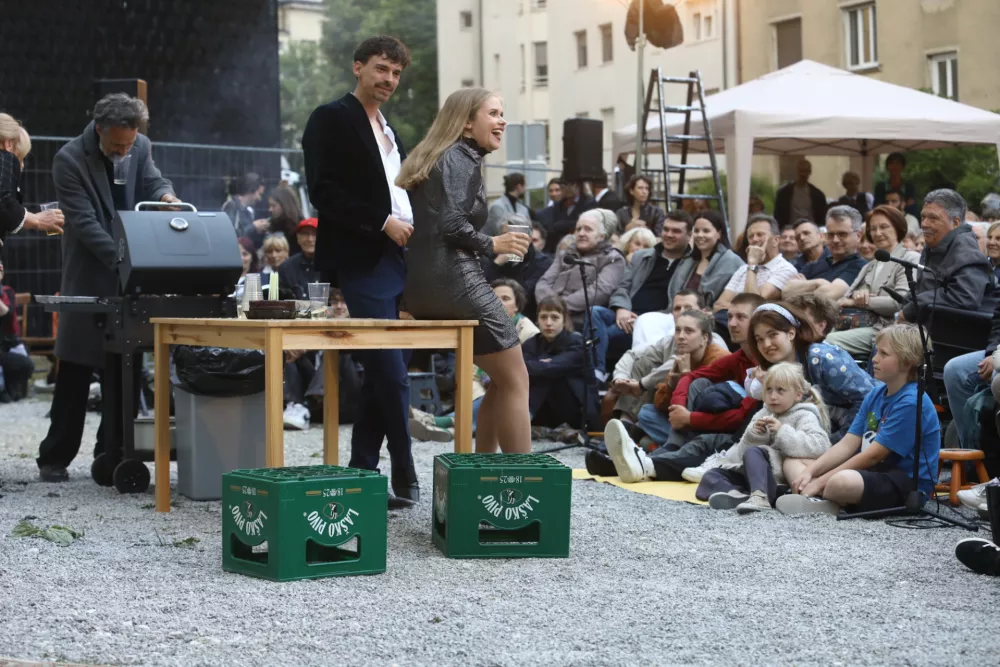 20.5.2026 - uprizoritev satire Za narodov blagor Ivana Cankarja v režiji Vita Tauferja, s katero bodo opozorili na kritično situacijo osrednjega nacionalnega gledali&scaron;ča SNG Drama Ljubljana; pred stavbo Drame na Erjavčevi 1Foto: Luka Cjuha