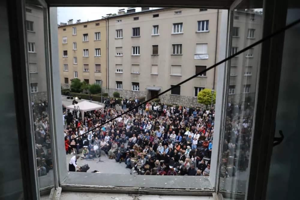 20.5.2026 - uprizoritev satire Za narodov blagor Ivana Cankarja v režiji Vita Tauferja, s katero bodo opozorili na kritično situacijo osrednjega nacionalnega gledali&scaron;ča SNG Drama Ljubljana; pred stavbo Drame na Erjavčevi 1Foto: Luka Cjuha