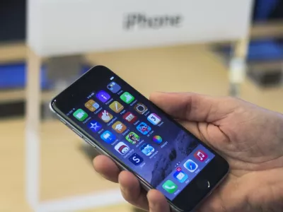A customer holds an iPhone 6 on display at the Fifth Avenue Apple store on the first day of sales in Manhattan, New York September 19, 2014. Apple Inc's latest phone lured throngs of gadget lovers, entrepreneurs and early adapters to its stores in New York, San Francisco and other cities around the world in the latest sign of strong initial demand for the new, larger generation of iPhones. REUTERS/Adrees Latif (UNITED STATES - Tags: BUSINESS SCIENCE TECHNOLOGY TELECOMS)
