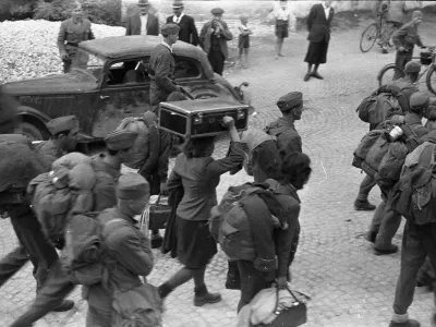 Domobranci med vračanjem s Koro&scaron;ke. Kranj, 30. maj 1945. Foto: Slavko Smolej, hrani: Muzej novej&scaron;e in sodobne zgodovine Slovenije. / Foto: Slavko Smolej, Hrani: Muzej Novej&scaron;e In Sodobne Zgodovine Slovenije.