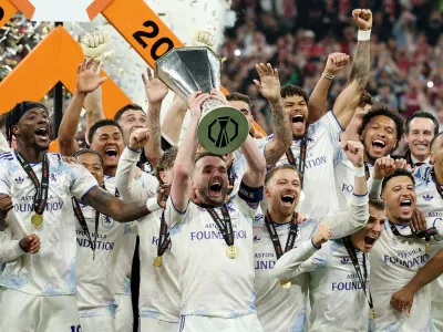 Soccer Football - UEFA Europa League - Final - SC Freiburg v Aston Villa - Besiktas Park, Istanbul, Turkey - May 21, 2026 Aston Villa's John McGinn lifts the trophy as he celebrates with teammates after winning the UEFA Europa League REUTERS/Isabel Infantes   TPX IMAGES OF THE DAY