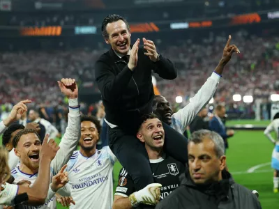 Soccer Football - UEFA Europa League - Final - SC Freiburg v Aston Villa - Besiktas Park, Istanbul, Turkey - May 20, 2026 Aston Villa manager Unai Emery, Emiliano Martinez and Matty Cash celebrate after winning the UEFA Europa League REUTERS/Kemal Aslan
