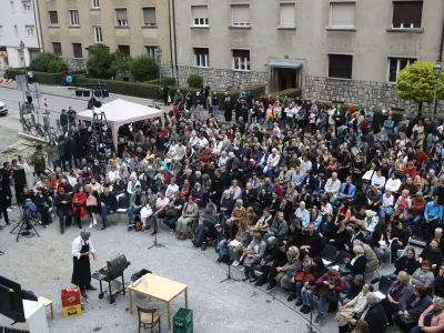 20.5.2026 - uprizoritev satire Za narodov blagor Ivana Cankarja v režiji Vita Tauferja, s katero bodo opozorili na kritično situacijo osrednjega nacionalnega gledali&scaron;ča SNG Drama Ljubljana; pred stavbo Drame na Erjavčevi 1Foto: Luka Cjuha