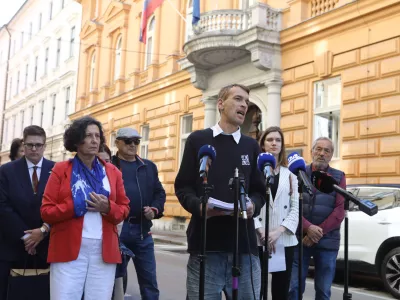 21.5.2026 - Ustavno sodi&scaron;če - vabimo vas na izjavo poslank Svobode Tereze Novak in Lucije Tacer Perlin. Poslanki bosta podprli Darka Nikolovskega, ki bo zaradi vpliva tujih obve&scaron;čevalnih služb, zaradi česar je bila kr&scaron;ena pravica do svobodnih volitev, vložil ustavno pritožbo.zjava poslank in vlagatelja bo danes, 21. 5. 2026, ob 9.00 pred vhodom na sedež Ustavnega sodi&scaron;ča RS (Beethovnova ulica 10).Foto: Luka Cjuha