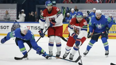 Ice Hockey - IIHF World Championships - Group B - Slovenia v Czech Republic - BCF Arena, Fribourg, Switzerland - May 16, 2026 Czech Republic's Daniel Vozenilek and David Tomasek in action with Slovenia's Filip Sitar REUTERS/David W Cerny / Foto: David W Cerny