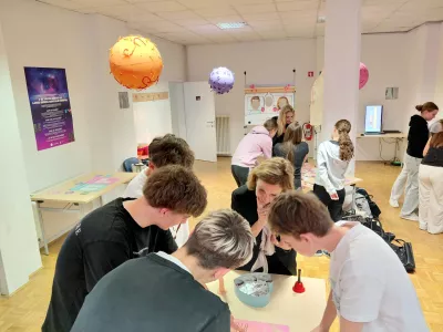 Interaktivno, iskreno in brez stigme sta Tanja Rudolf Čenčič in Simona Kepic mlade usmerjali v pogovor o spolnem zdravju. Foto: Vesna Levičnik