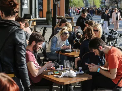 - mobilni telefon - GSM - wireless -brezžično omrežje - brskanje po spletnih straneh - gostinski vrt- Mobilna telefonija 2016 - komunikacijski sistem brez žične povezave - telekomunikacija - pametni telefoni, tablice, prenosni računalniki &hellip;//FOTO: Bojan VelikonjaOPOMBA: ZA OBJAVO V PRILOGI &ndash; DNEVNIKOV OBJEKTIV - REPORTAŽA 2016 -