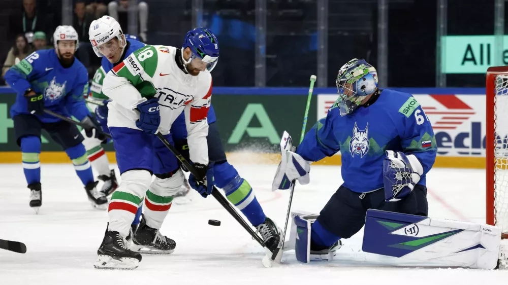 Ice Hockey - IIHF World Championships - Group B - Slovenia v Italy - BCF Arena, Fribourg, Switzerland - May 25, 2026 Italy's Nicholas Saracino in action with Slovenia's Lukas Horak REUTERS/David W Cerny