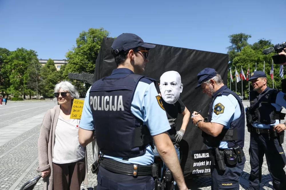 Točno ob 11:00 bomo na Trgu republike izvedli simbolično akcijo, ki bo ponazorila vso absurdnost trenutne politične situacije in tudi z lastnimi besedami politikov najbolj nazorno možno predstavila njihovo izdajo volilk in volilcev, ki so jim verjeli.. protest black cube foto luka cjuha