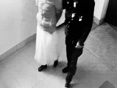 Nevesta je zaključek svojega poročnega dne preživela za zapahi, saj je na svatbi fizično napadla svojo mamo. Policija ji je odredila začasno prepoved približevanja. 
