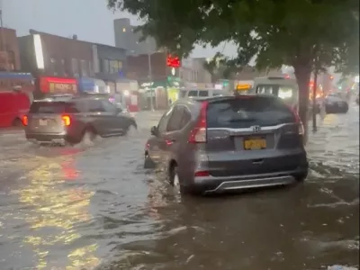 Vehicles travel through floodwaters following heavy rain in New York, U.S., May 20, 2026, in this still image obtained from social media video. Amun Zemi/via REUTERS THIS IMAGE HAS BEEN SUPPLIED BY A THIRD PARTY. MANDATORY CREDIT. NO RESALES. NO ARCHIVES. VERIFICATION: - Buildings, stoplights and road layout match satellite and archive imagery. - Coordinates: 40.708002, -73.800948. - Date was verified from metadata and weather reports of heavy raining in the area. / Foto: Amun Zemi