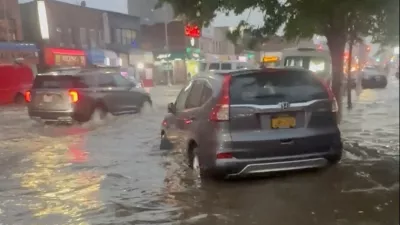 Vehicles travel through floodwaters following heavy rain in New York, U.S., May 20, 2026, in this still image obtained from social media video. Amun Zemi/via REUTERS THIS IMAGE HAS BEEN SUPPLIED BY A THIRD PARTY. MANDATORY CREDIT. NO RESALES. NO ARCHIVES. VERIFICATION: - Buildings, stoplights and road layout match satellite and archive imagery. - Coordinates: 40.708002, -73.800948. - Date was verified from metadata and weather reports of heavy raining in the area. / Foto: Amun Zemi