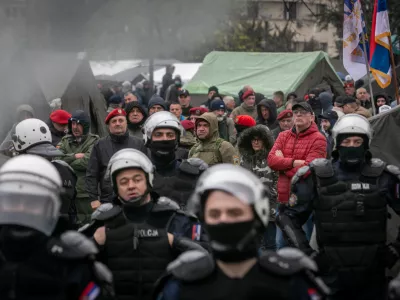 Policija čuva domnevne &scaron;tudente v pionirskem parku15.3.2025 - Beograd - Srbija - &scaron;tudentski protest - največji shod v zgodovini Srbije.&Scaron;tudentski protesti in blokade fakultet v Srbiji so se raz&scaron;irili na vsa večja mesta (Beograd, Novi Sad, Ni&scaron;, Kragujevac) zaradi nesreče na novosadski železni&scaron;ki postaji. Zahtevajo objavo dokumentacije o prenovi, ustavitev pregona aretiranih protestnikov in kaznovanje napadalcev. Pridružilo se je okoli 60 fakultet. Oblasti trdijo, da so zahteve izpolnjene, kar &scaron;tudenti zanikajo.