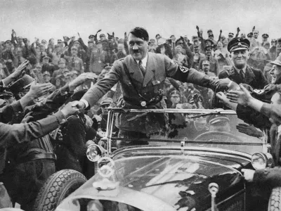 Hitler med ljudmi / Foto: Hulton Archive