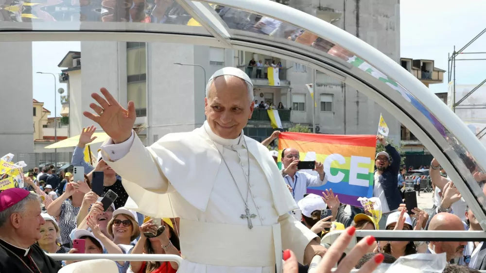 Pope Leo XIV gestures as he leaves at the end of his visit to the so-called "Land of Fires," an area long plagued by illegal toxic waste dumping and burning, in Acerra, Italy, May 23, 2026. REUTERS/Ciro De Luca / Foto: Ciro De Luca