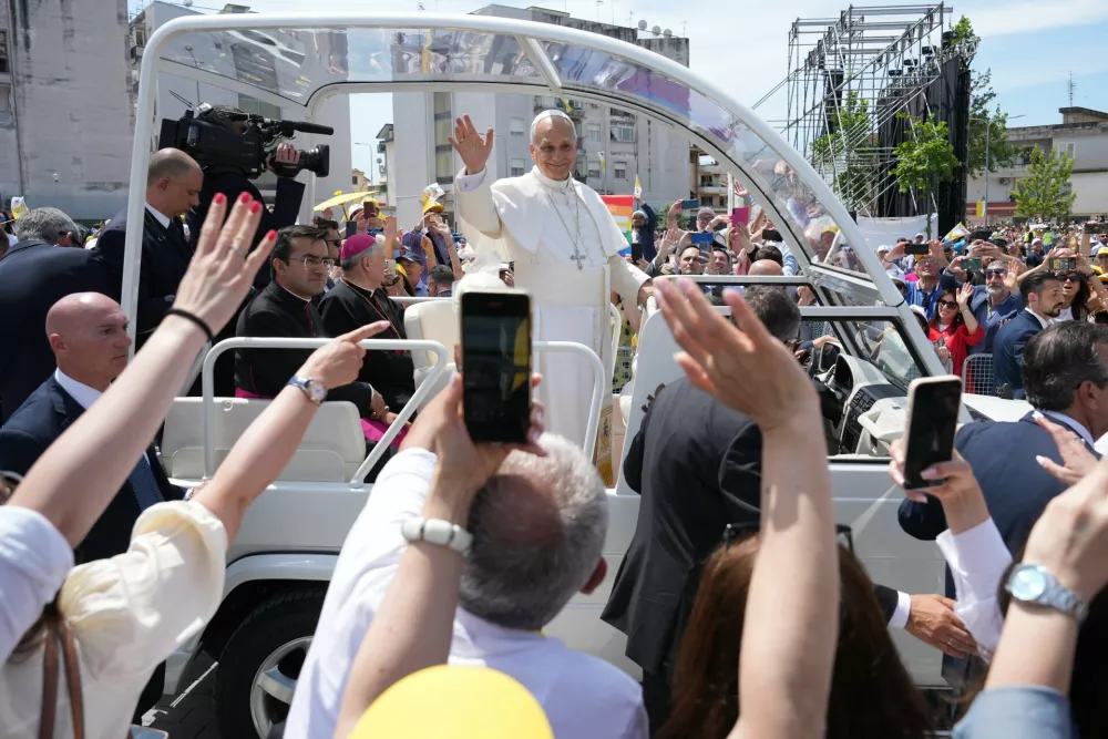 Pope Leo XIV leaves Calipari Square at the end of his pastoral visit in Acerra, near Naples, Italy, Saturday, May 23, 2026. (AP Photo/Andrew Medichini) / Foto: Andrew Medichini