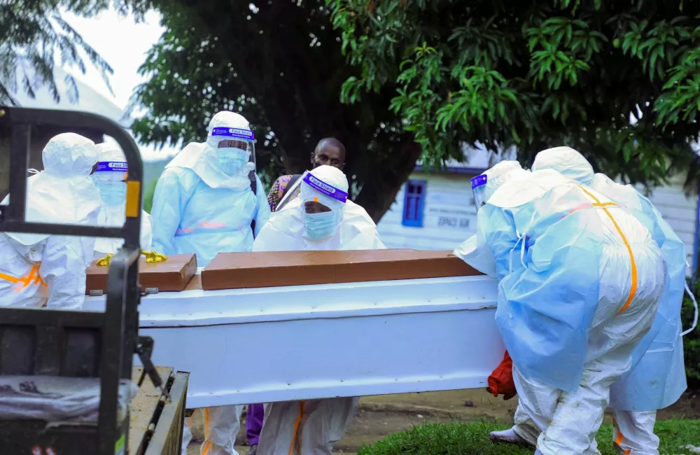 Congolese medical workers wearing personal protective equipment (PPE) load a coffin of a patient that died of Ebola on a mobile trailer at the Rwampara General Hospital as authorities intensify efforts to contain a new Ebola outbreak involving the Bundibugyo strain outbreak in Rwampara outside Bunia, Ituri province, Democratic Republic of Congo, May 21, 2026. REUTERS/Stringer