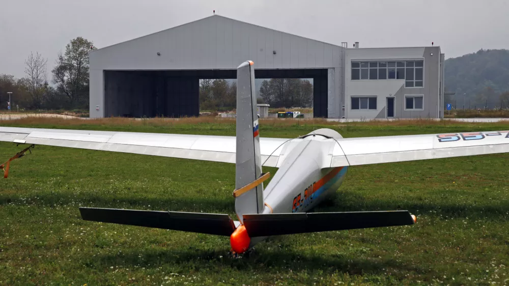 Aeroklub Bovec - letali&scaron;če - novi hangar - jadralno letalo - POSOČJE 2013 - upad povpra&scaron;evanja po turističnih zmogljivostih - turizem //FOTO: Bojan Velikonja 