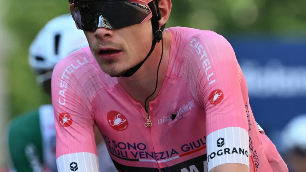 Cycling - Giro d'Italia - Stage 15 - Voghera to Milan - Italy - May 24, 2026 Team Visma - Lease a Bike's Jonas Vingegaard in action during the race REUTERS/Jennifer Lorenzini