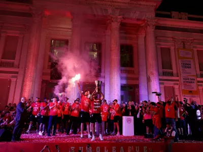 Basketball - Euroleague - Final - Olympiacos Victory Parade - Piraeus, Greece - May 25, 2026 Olympiacos players celebrate with the trophy after winning the Euroleague final REUTERS/Stelios Misinas   TPX IMAGES OF THE DAY