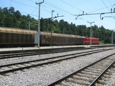 Železni&scaron;ka postaja Postojna, vlak, železnica