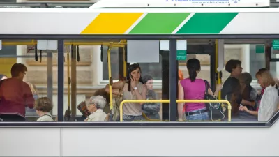 ﻿- LPP - Ljubljanski potniški promet - komunikacija,ljudje,potniki,avtobusi mestnega potniškega prometa,MPP//FOTO: Tomaž ZajelšnikOPOMBA: ZA OBJAVO V PRILOGI - DNEVNIKOV OBJEKTIV - REPORTAŽA 2013    //FOTO: Tomaž Zajelšnik