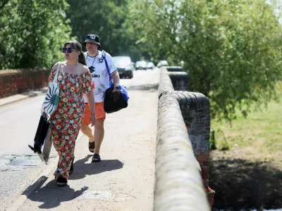 Sunbathers arrive with supplies near the River Great Ouse as temperatures climb over the bank holiday weekend during a heatwave, in Great Barford, Bedfordshire, Britain, May 24, 2026. REUTERS/Toby Shepheard