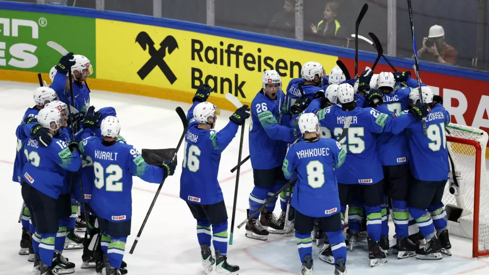 Ice Hockey - IIHF World Championships - Group B - Slovenia v Italy - BCF Arena, Fribourg, Switzerland - May 25, 2026 Slovenia players celebrate after winning the match REUTERS/David W Cerny