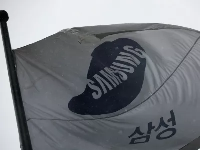 FILE PHOTO: A flag bearing the logo of Samsung Electronics flutters as it rains in front of their office building in Seoul, South Korea, May 20, 2026.  REUTERS/Kim Hong-Ji/File Photo