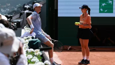 Tennis - French Open - Roland Garros, Paris, France - May 28, 2026 Italy's Jannik Sinner reacts during his second round match against Argentina's Juan Manuel Cerundolo REUTERS/Stephanie Lecocq