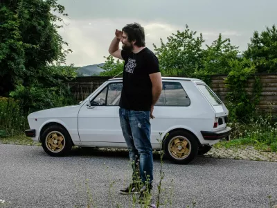 Stari yugo, velik cilj: Blaž Ko&scaron;ir z yugom iz leta 1986 po Nordkappu &scaron;e na Islandijo