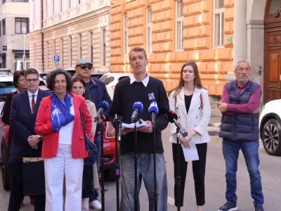 Ljubljana, pred ustavnim sodiscem.Izjava za medije poslank Svobode Tereze Novak in Lucije Tacer Perlin, v kateri sta podprli glasbenika in reziserja Darka Nikolovskega, ki je zaradi domnevnega vpliva tujih obvescevalnih sluzb vlozil ustavno pritozbo.Foto: STA