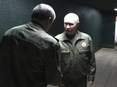 Vladimir Putin v pogovoru z vodjem ruskega general&scaron;taba. / Foto: Profimedia