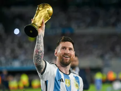 FILE - Argentina's Lionel Messi hoists the winning team replica of the FIFA World Cup trophy during a celebration ceremony for local fans after an international friendly soccer match against Panama at the Monumental stadium in Buenos Aires, Argentina, March 23, 2023. (AP Photo/Gustavo Garello, file) / Foto: Gustavo Garello
