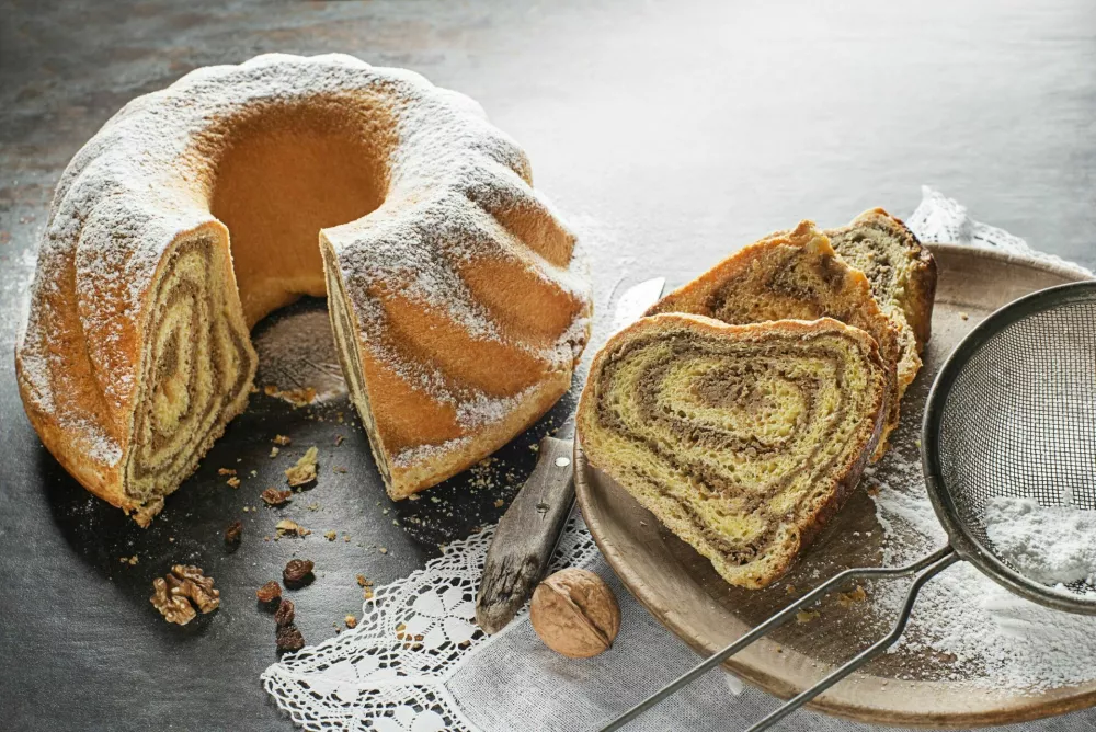 Potica, traditional Slovenian bread cake roll with walnuts. Sweet bread roll stuffed with walnuts and sprinkle with sugar / Foto: Dulezidar