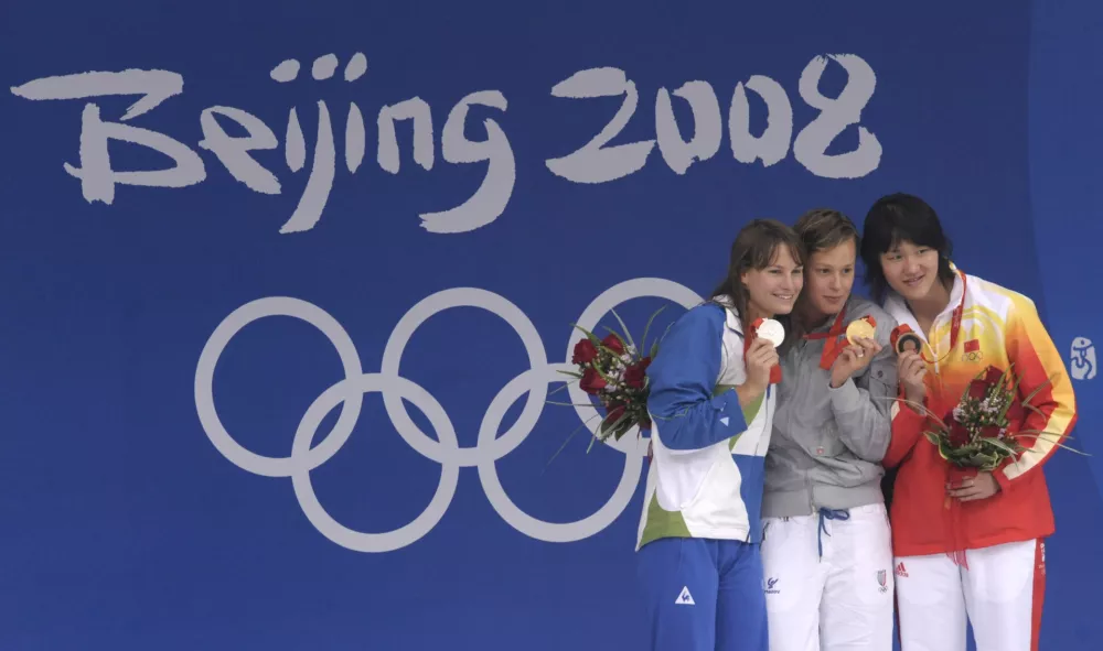 Gold medalist Federica Pellegrini of Italy, center, silver winner Sara Isakovic of Slovenia, left, and bronze winner Pang Jiaying of China show their medals during the awarding ceremony of the women's 200-meter freestyle in the National Aquatics Center at the Beijing 2008 Olympics in Beijing, Wednesday, Aug. 13, 2008. Pellegrini won the event with a world record. (AP Photo/Mark J. Terrill) / Foto: Thomas Kienzle