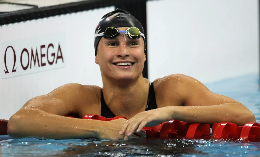 Sara Isakovic of Slovenia looks at her teammates after swimming in her women's 200 meters freestyle heat at the National Aquatics Center during the Beijing 2008 Olympic Games August 11, 2008.   REUTERS/Wolfgang Rattay (CHINA) / Foto: Wolfgang Rattay