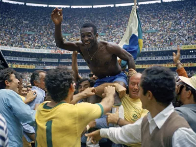FILE - Brazil's Pele is hoisted on the shoulders of his teammates after Brazil won the World Cup final against Italy, 4-1, in Mexico City's Estadio Azteca, June 21, 1970. Pel&eacute;, the Brazilian king of soccer who won a record three World Cups and became one of the most commanding sports figures of the last century, died in sao Paulo on Thursday, Dec. 29, 2022. He was 82. (AP Photo, File) / Foto: 