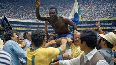 FILE - Brazil's Pele is hoisted on the shoulders of his teammates after Brazil won the World Cup final against Italy, 4-1, in Mexico City's Estadio Azteca, June 21, 1970. Pel&eacute;, the Brazilian king of soccer who won a record three World Cups and became one of the most commanding sports figures of the last century, died in sao Paulo on Thursday, Dec. 29, 2022. He was 82. (AP Photo, File) / Foto: 