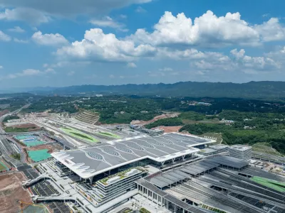 CHONGQING, CHINA - JUNE 27: Aerial view of the Chongqing East Railway Station on June 27, 2025 in Chongqing, China. A key high-speed railway link in Southwest China's Chongqing municipality officially entered operation on Friday, marking a significant step toward establishing a vital transportation artery connecting the country's inland region with its southeastern coast. (Photo by He Penglei/China News Service/VCG via Getty Images) / Foto: China News Service