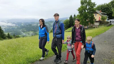 Družina Petek na Uštah, družinam prijazna koča / Foto: Manca Ogrin 