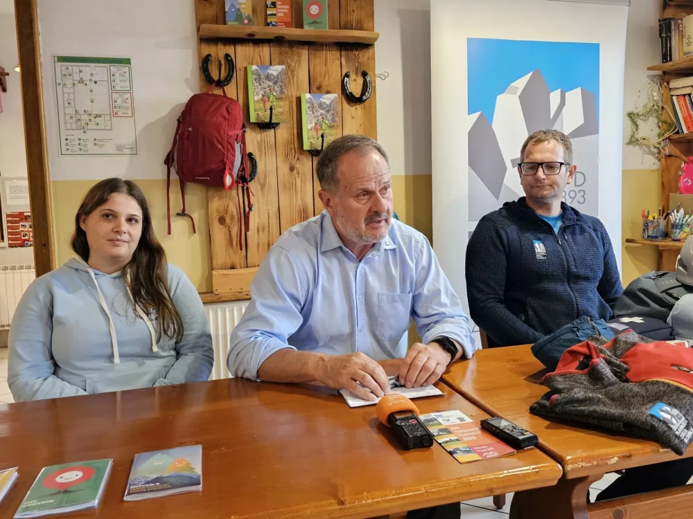 Načelnica Mladinske komisije PZS Ana Skledar, Martin &Scaron;olar, predsednik PZS in Damjan Omerzu, generalni sekretar PZS / Foto: Manca Ogrin 