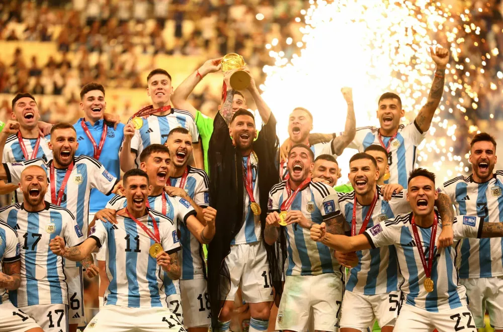 Naslov svetovnega prvaka z zadnjega prvenstva v Katarju bo branila reprezentanca Argentine. / Foto: Reuters