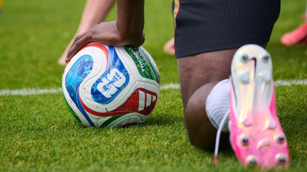 A FIFA soccer ball during a World Cup soccer training session in Toronto, Tuesday, June 9, 2026. (Sammy Kogan/The Canadian Press via AP) / Foto: Sammy Kogan