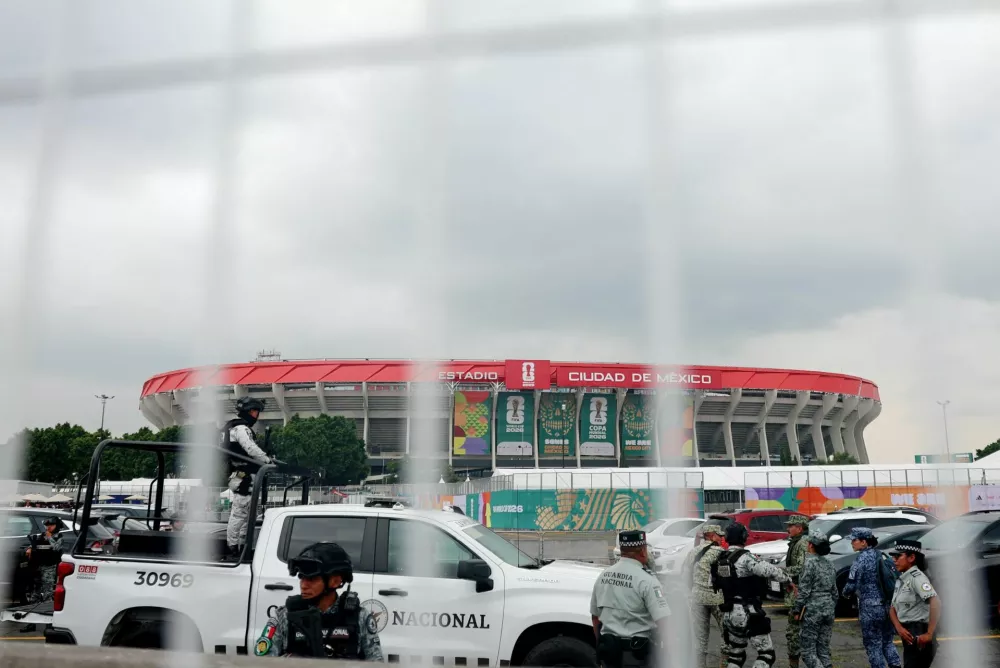 Mehi&scaron;ka nacionalna garda pred stadionom&nbsp;Azteca v Ciudadu de Mexicu.&nbsp;/ Foto: Reuters