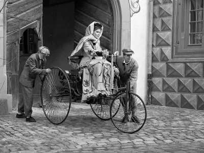 Bertha Benz na benz patent-motorwagnu, ob njem sta njena sinova. / Foto: Arhiv