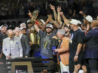 Jun 13, 2026; San Antonio, Texas, USA; New York Knicks guard Jalen Brunson (11) celebrates with his teammates after the Knicks defeat the San Antonio Spurs during game five of the 2026 NBA Finals at Frost Bank Center. Mandatory Credit: Geoff Burke-Imagn Images / Foto: Geoff Burke