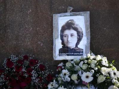 Photo by Rosa Luxemburg at the Memorial to the Socialists with stele The dead remind us at the grave of Rosa Luxemburg and Karl Liebknecht during the left-wing commemoration at the Memorial to the Socialists in Berlin-Friedrichsfelde, on the occasion of the Luxemburg-Liebknecht memorial event in Berlin Germany. Thousands from across the world gathered in Berlin to mark the murder of revolutionaries Rosa Luxemburg and Karl Liebknecht [(c) Stefan Boness/Ipon - Veroeffentlichung nur gegen Honorar (zuzuegl. MwSt.), Beleg und Namensnennung an: Stefan Boness, Claudiusstr. 6, 10557 Bln, Phone: ++49-(0)30-3934318, E-mail: boness@iponphoto.com, www.iponphoto.com; Bankverbindung: Berliner Sparkasse, IBAN: DE23 1005 0000 0940 1653 50, BIC: BELADEBEXXX, Kto.: 940165350, BLZ 100 500 00; No Model Release. No property Release. Vereinbarungen ueber Model Release/Abtretung von Persoenlichkeitsrechten der abgebildeten Person/Personen liegen nicht vor. Bei werblicher Nutzung vorher Kontakt aufnehmen.]//IPON-BONESS_1.000041/Credit:Stefan Boness/Ipon/SIPA/2601131422,Image: 1065737780, License: Rights-managed, Restrictions:, Model Release: no / Foto: Profimedia